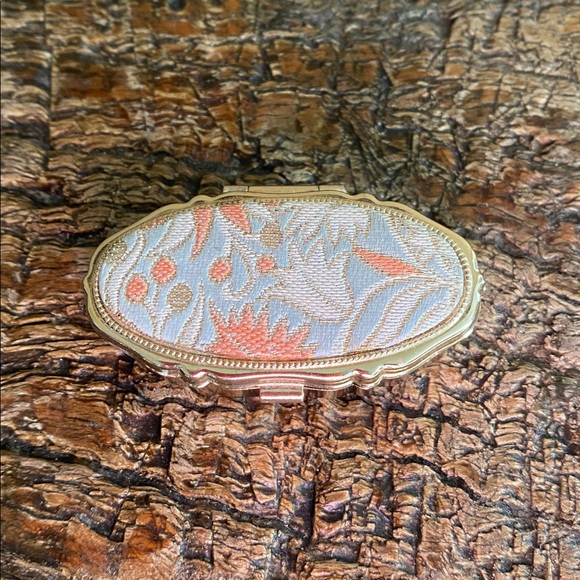 💐Vintage💐Floral Embroidered Oval Pill Box Sewing Kit - Picture 2 of 10